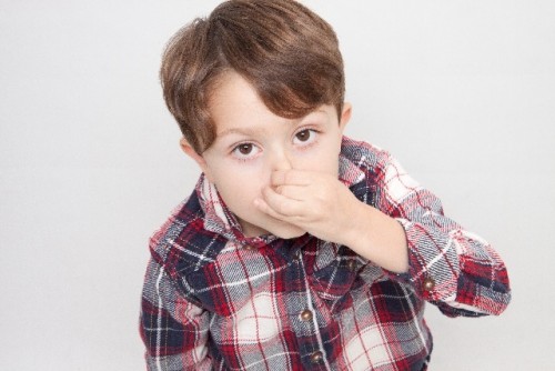 子供の足の臭いがクサすぎるのは病気？原因と臭いを消す方法